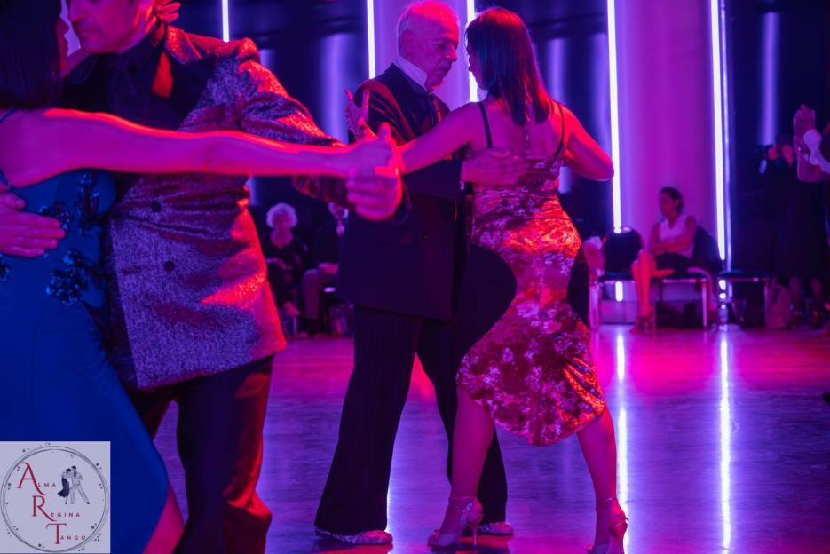 Ballerini di tango argentino in milonga durante l'Alma Regina Terme Festival Tango Argentino ad Abano Terme.